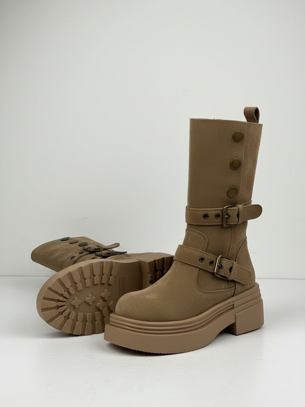 Botki biker na platformie z cholewką z miękkiego sztucznego zamszu na masywnej podeszwie z paskami i napami