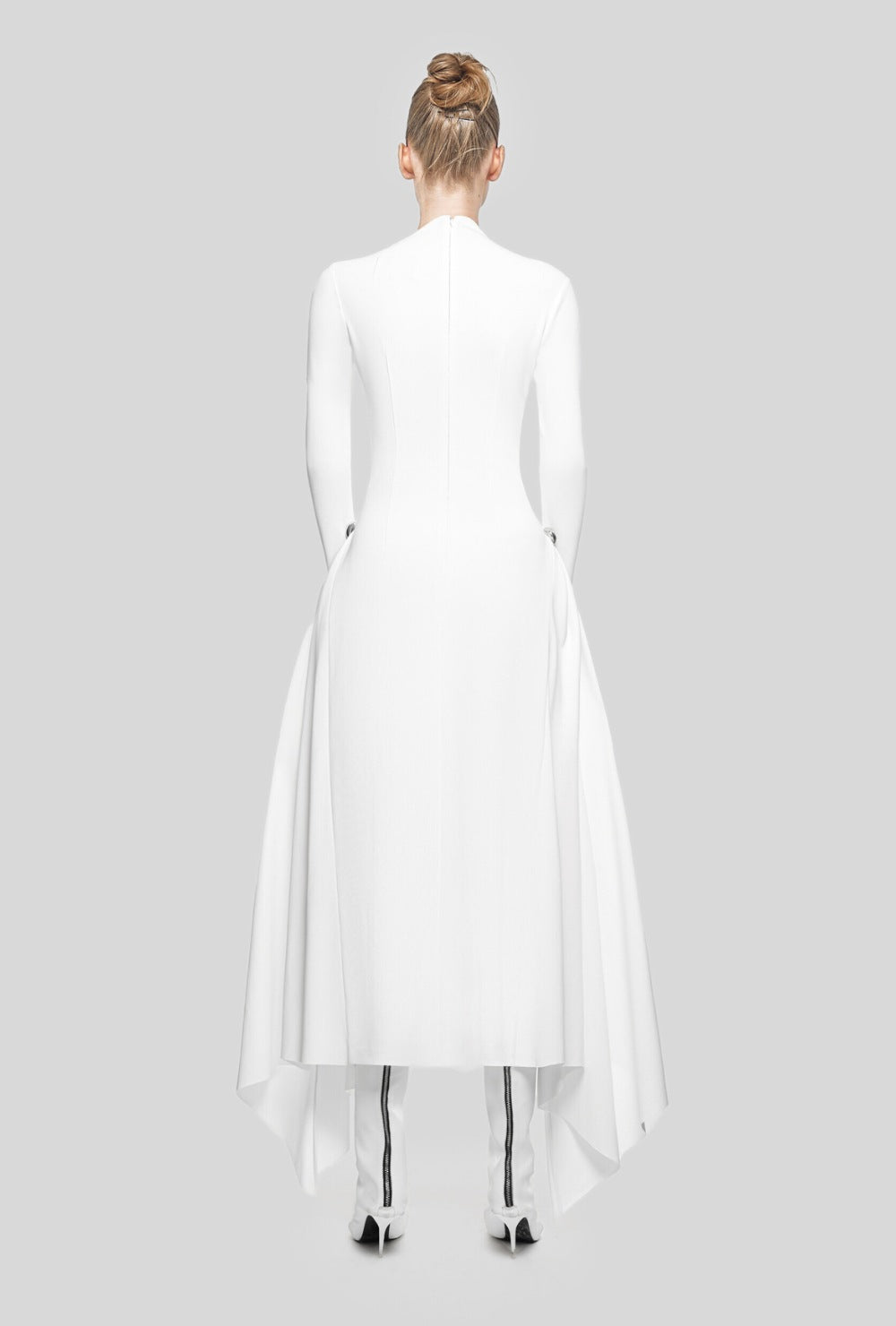 Asymetryczna sukienka midi z metalowymi guzikami i symetrycznymi drapowaniami