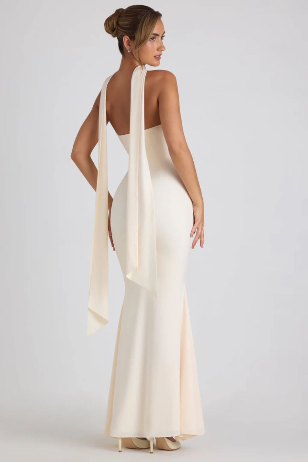 Bezramienna sukienka maxi z georgette i ogonem ryby