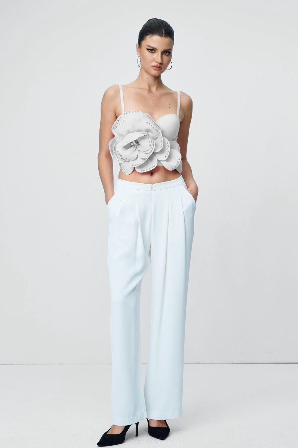 Gorsetowy top z kwiatową aplikacją i cienkimi ramiączkami zdobiony kryształkami