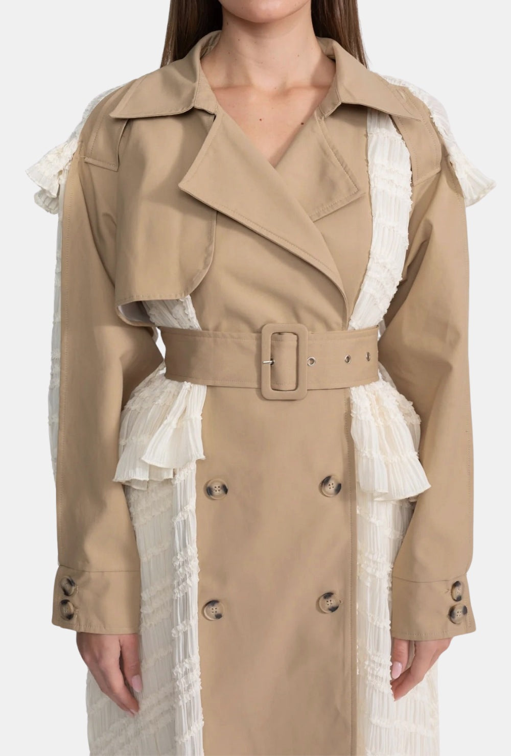 Beżowy płaszcz trenczowy z koronkowymi wstawkami i paskiem w talii