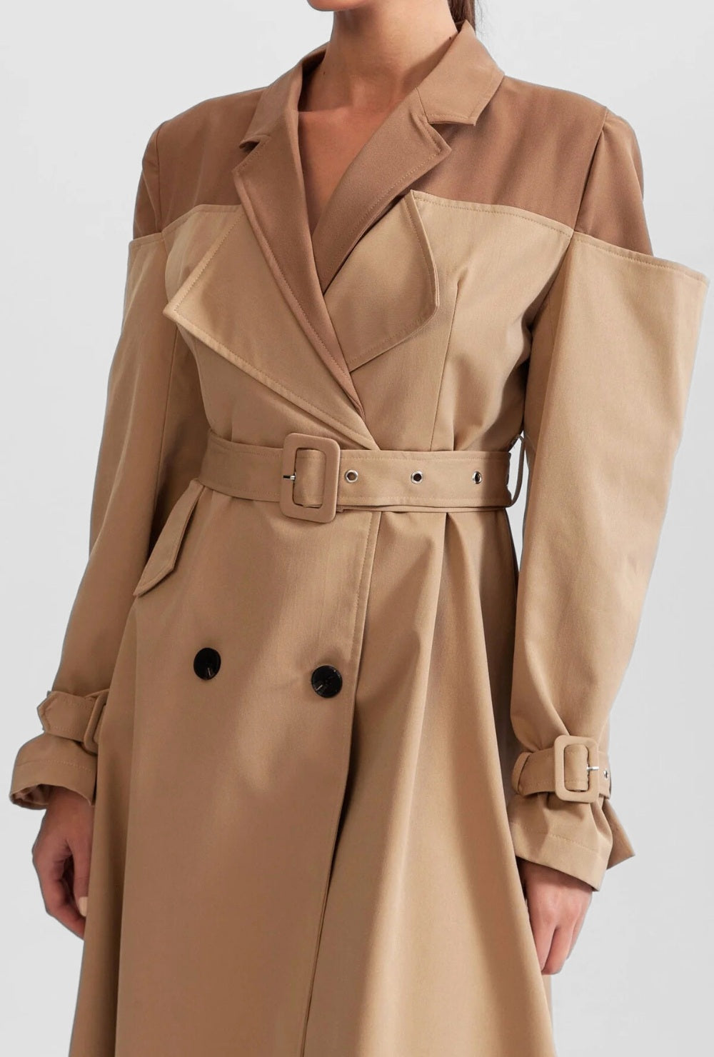 Dwukolorowy trencz z szerokimi ramionami i paskiem w talii