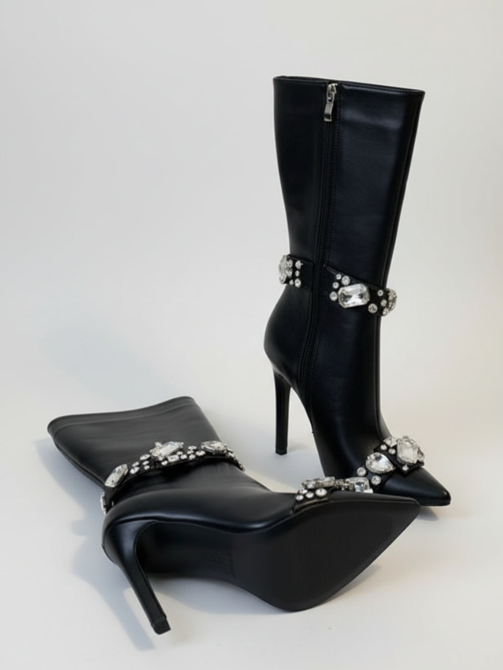 Botki na szpilce z eko skóry z paskami ze szklanymi kryształkami