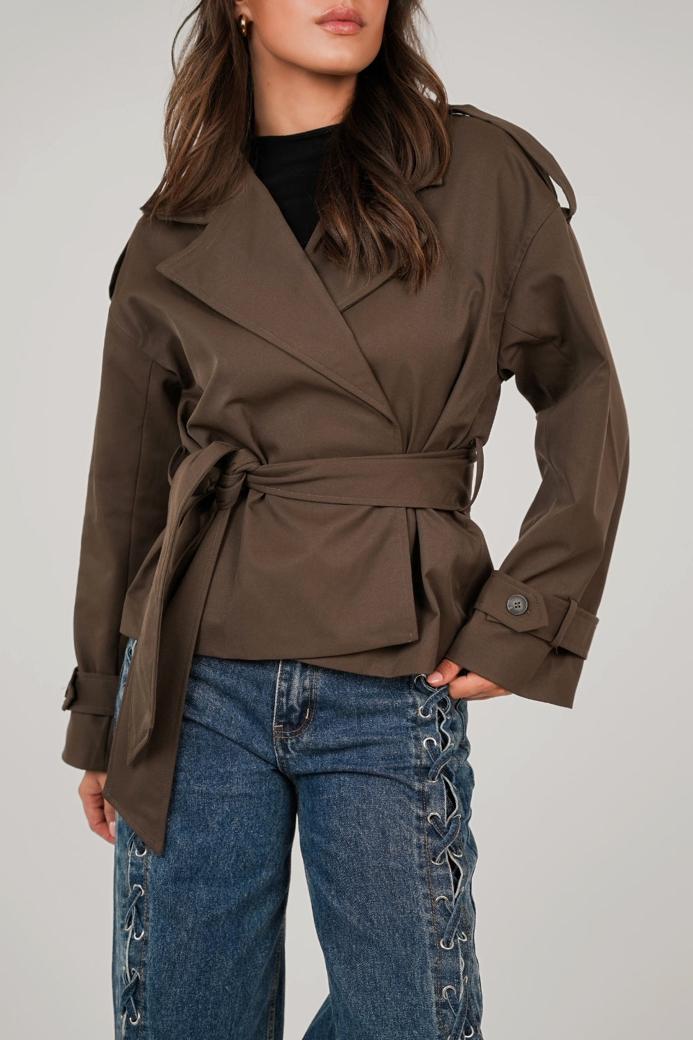 Ciemnobrązowy krótki trencz oversize z szerokim kołnierzem i paskiem w talii