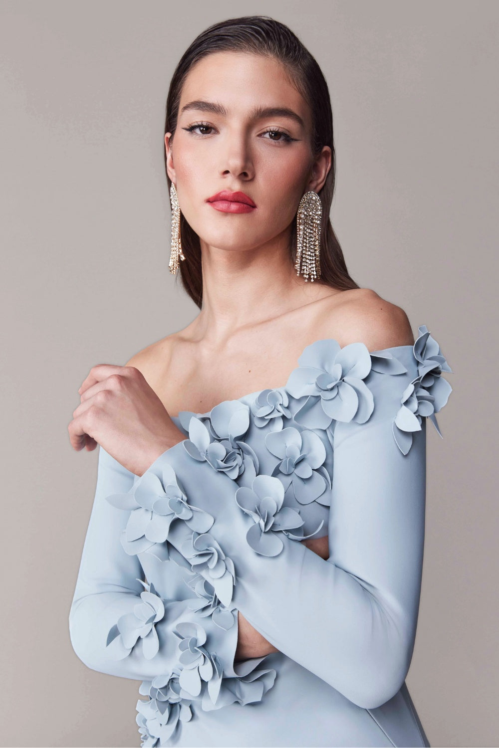 Błękitna długa suknia maxi z odkrytymi ramionami i kwiatowymi aplikacjami 3D