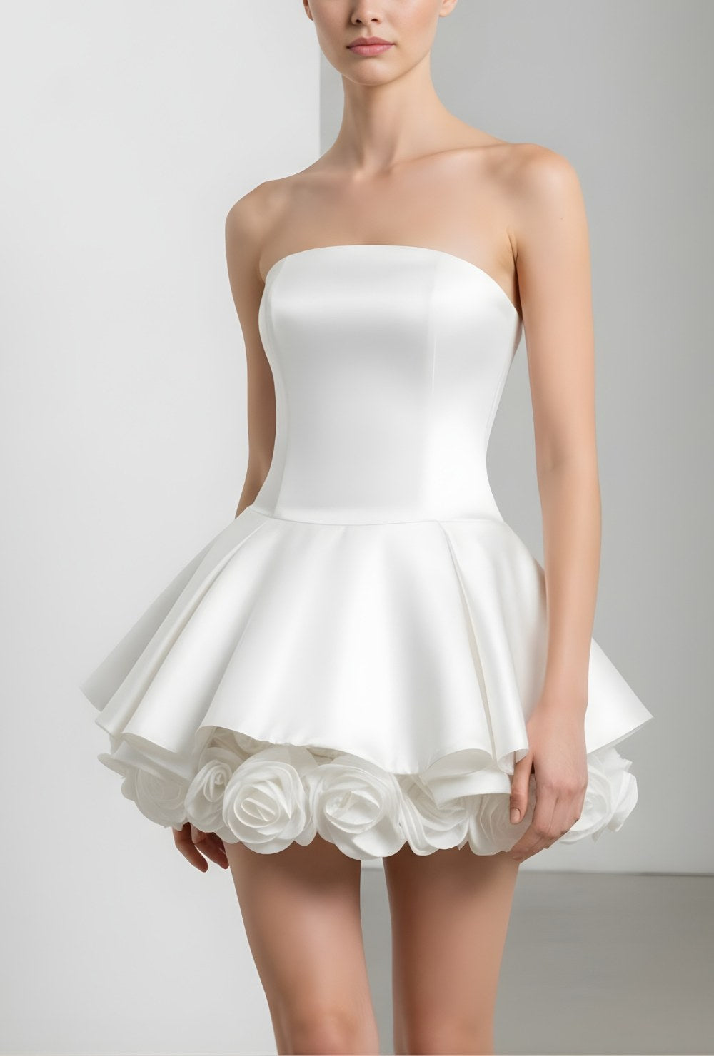 Biała mini sukienka bez ramiączek z rozkloszowanym dołem i trójwymiarowymi kwiatowymi detalami