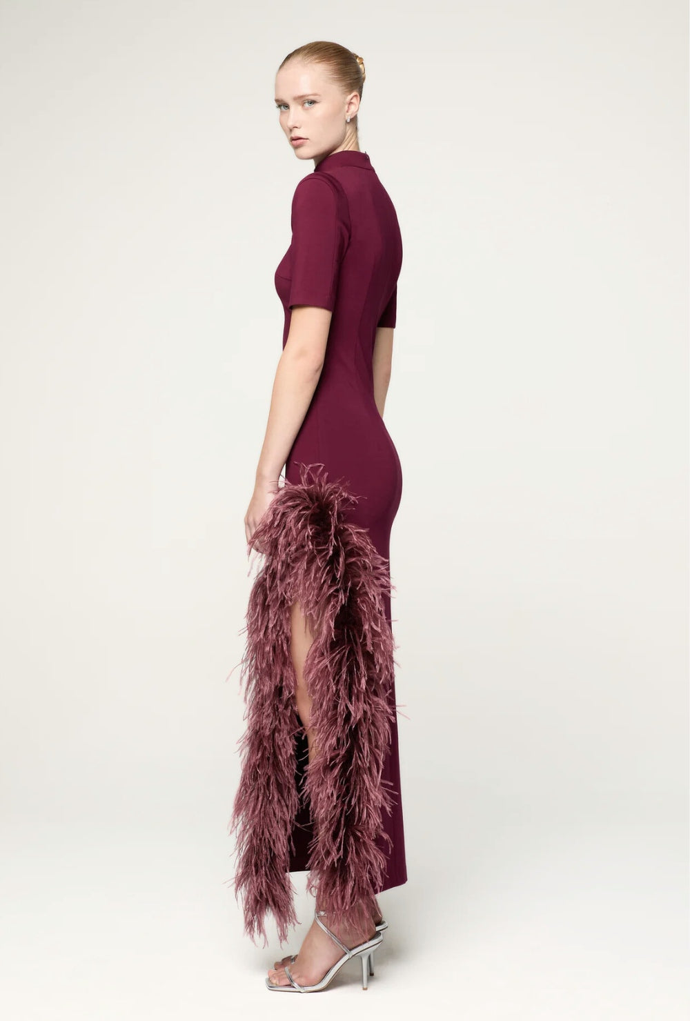 Bordowa sukienka maxi z piórami wzdłuż rozcięcia i stójką