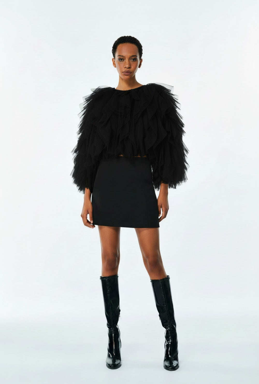 Krótki top z lekkiej tiulowej tkaniny z wielowarstwowymi falbanami i bufiastymi rękawami