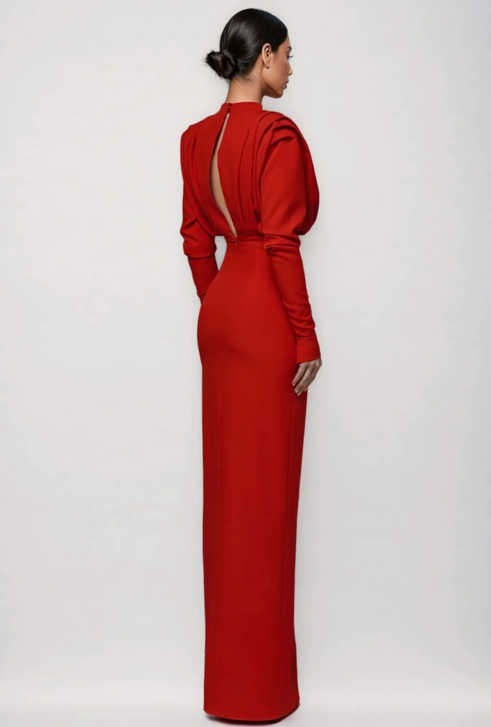 Suknia maxi z długim rękawem, plisowaną górą i rozcięciem na nodze