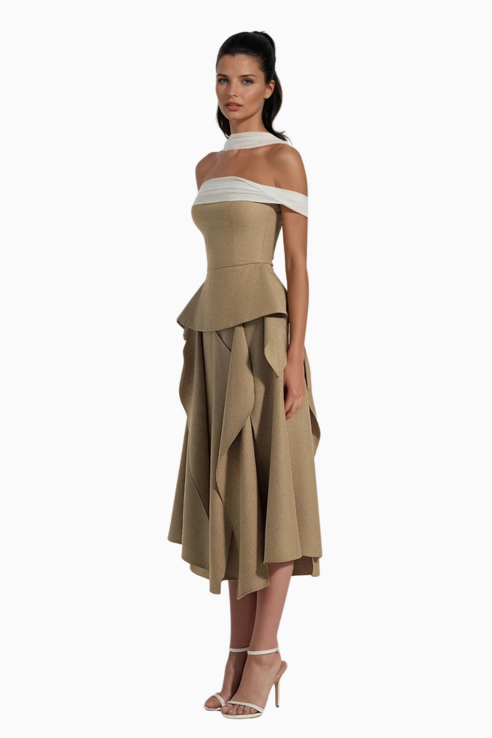 Beżowa sukienka midi z odkrytymi ramionami, taśmą przy dekolcie i konstrukcyjną spódnicą z drapowaniami