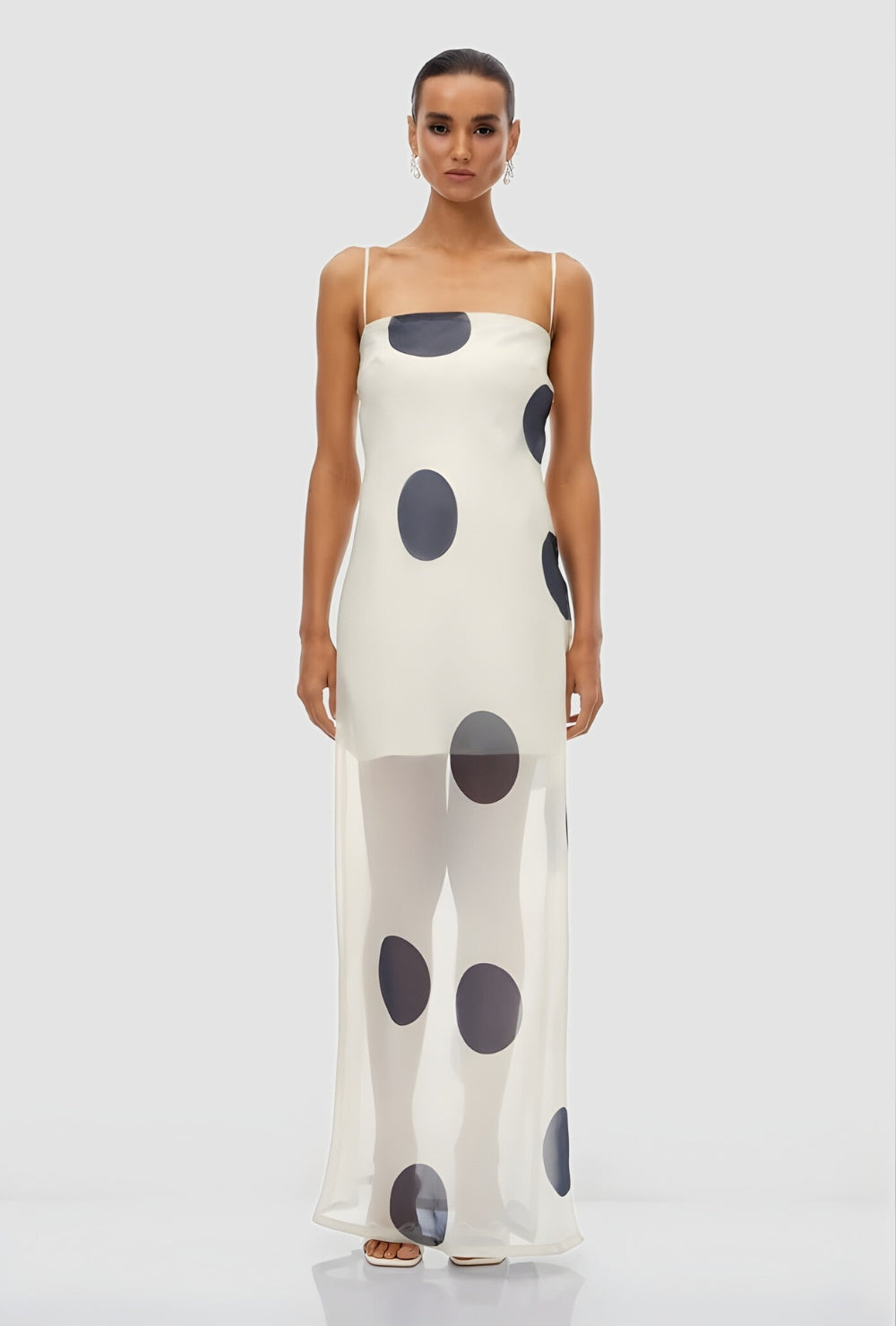 Biała satynowa sukienka maxi na ramiączkach z tiulową warstwą i dużymi czarnymi grochami