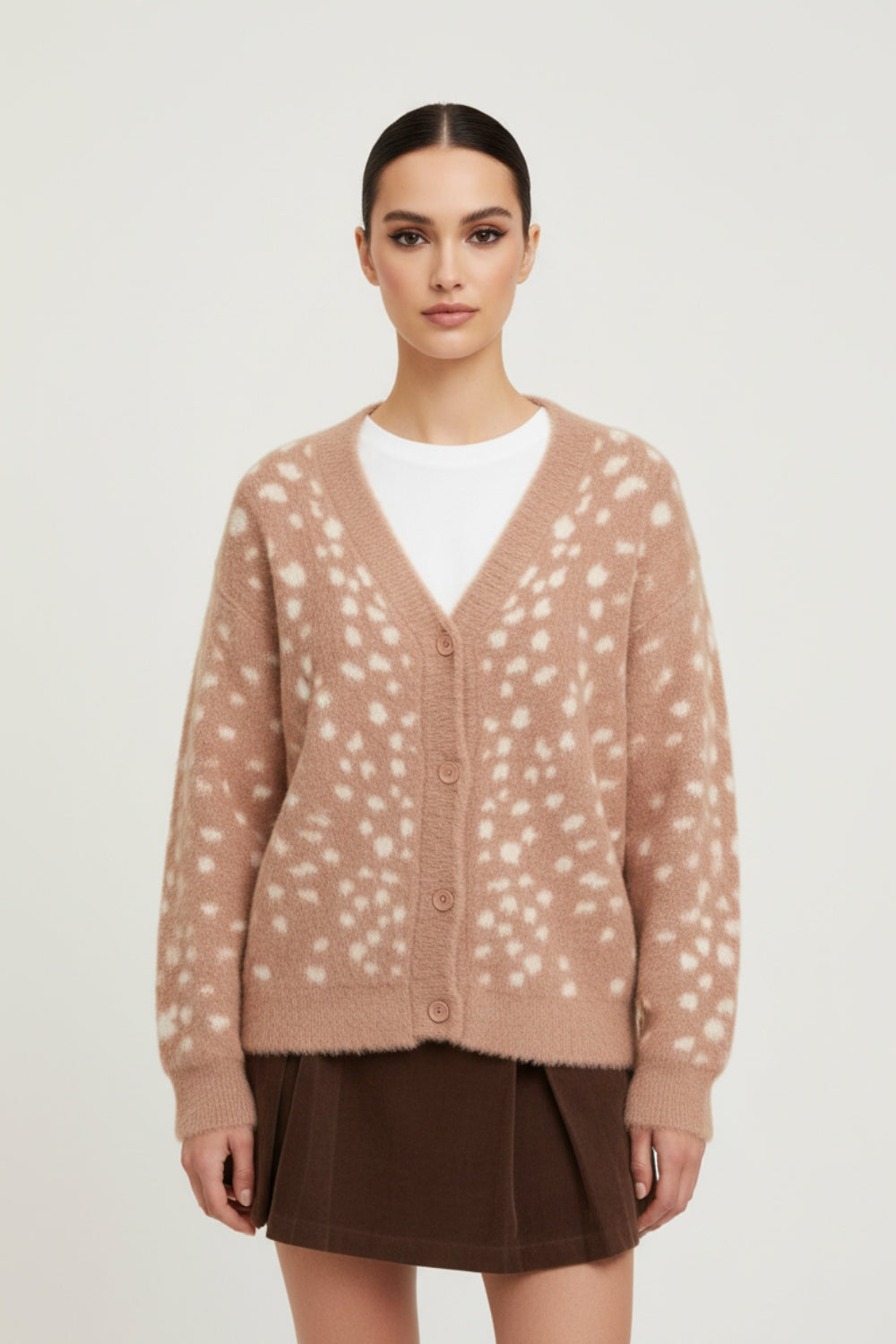 Karmelowy puszysty kardigan w dzianinowy wzór jelonka z dekoltem V i zapięciem na guziki