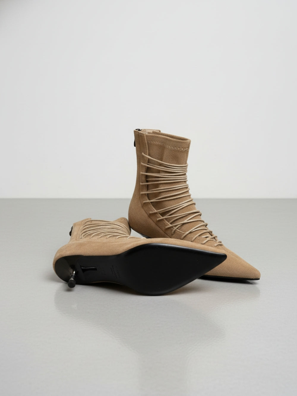 Botki z eko zamszu na niskiej szpilce z owijanym sznurowaniem