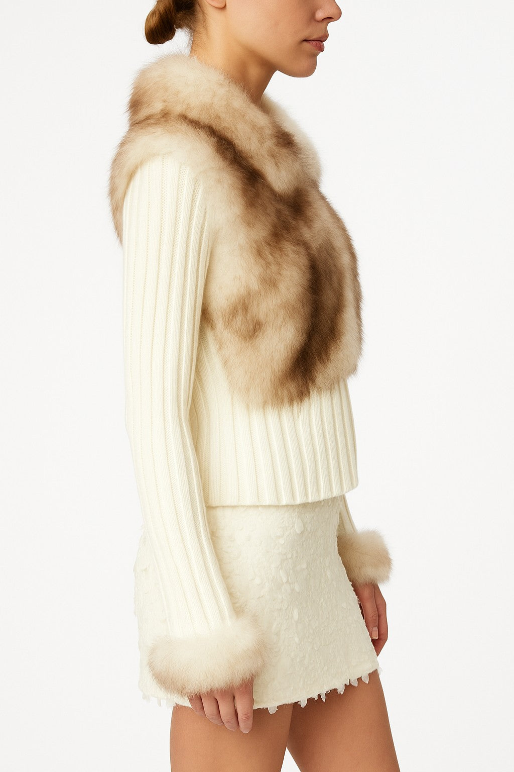 Sweter z prążkowanej dzianiny z futrzanymi detalami i zamkiem z przodu