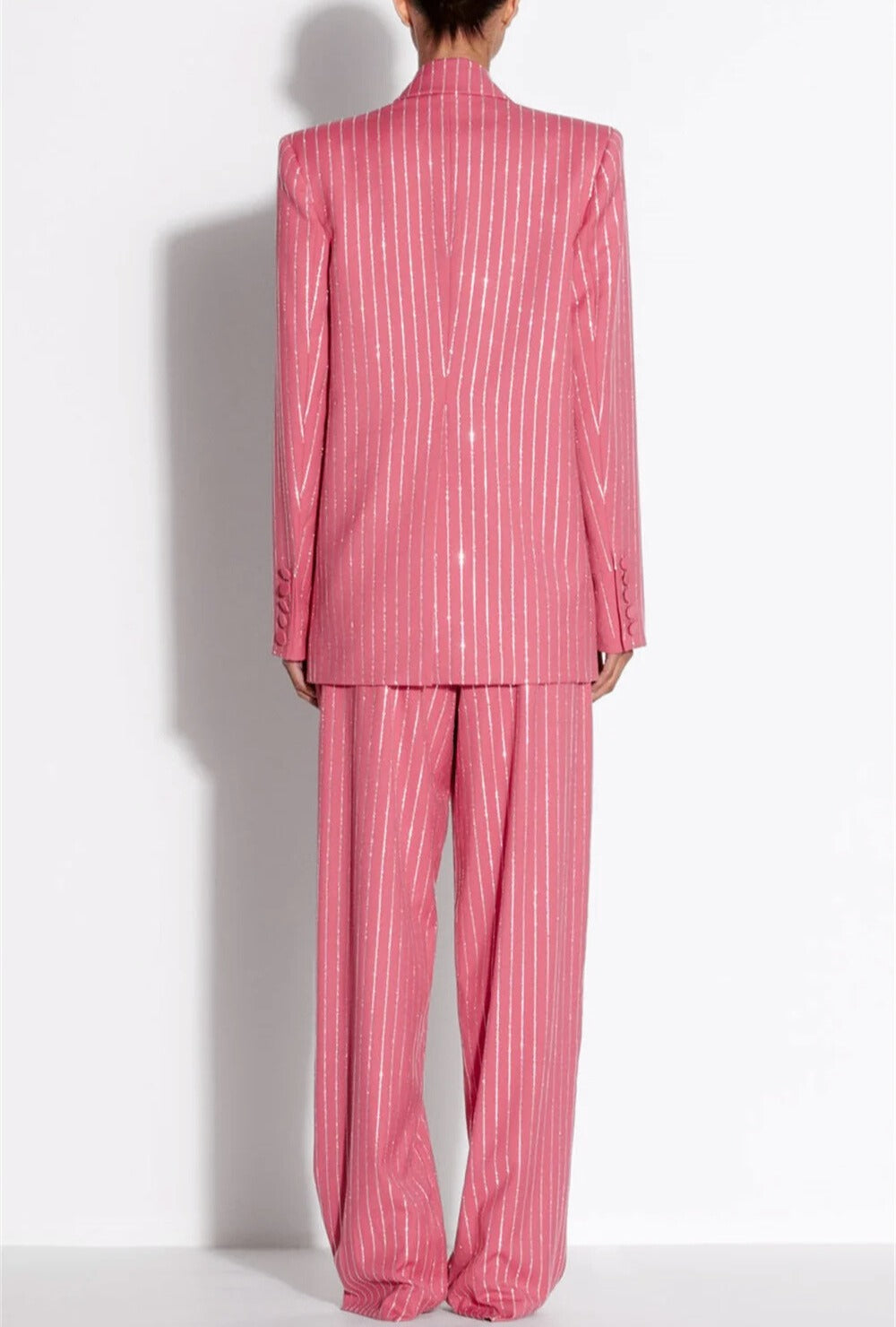 Dwuczęściowy garnitur w paski z żakietem i zdobieniem z pojedynczych cyrkonii