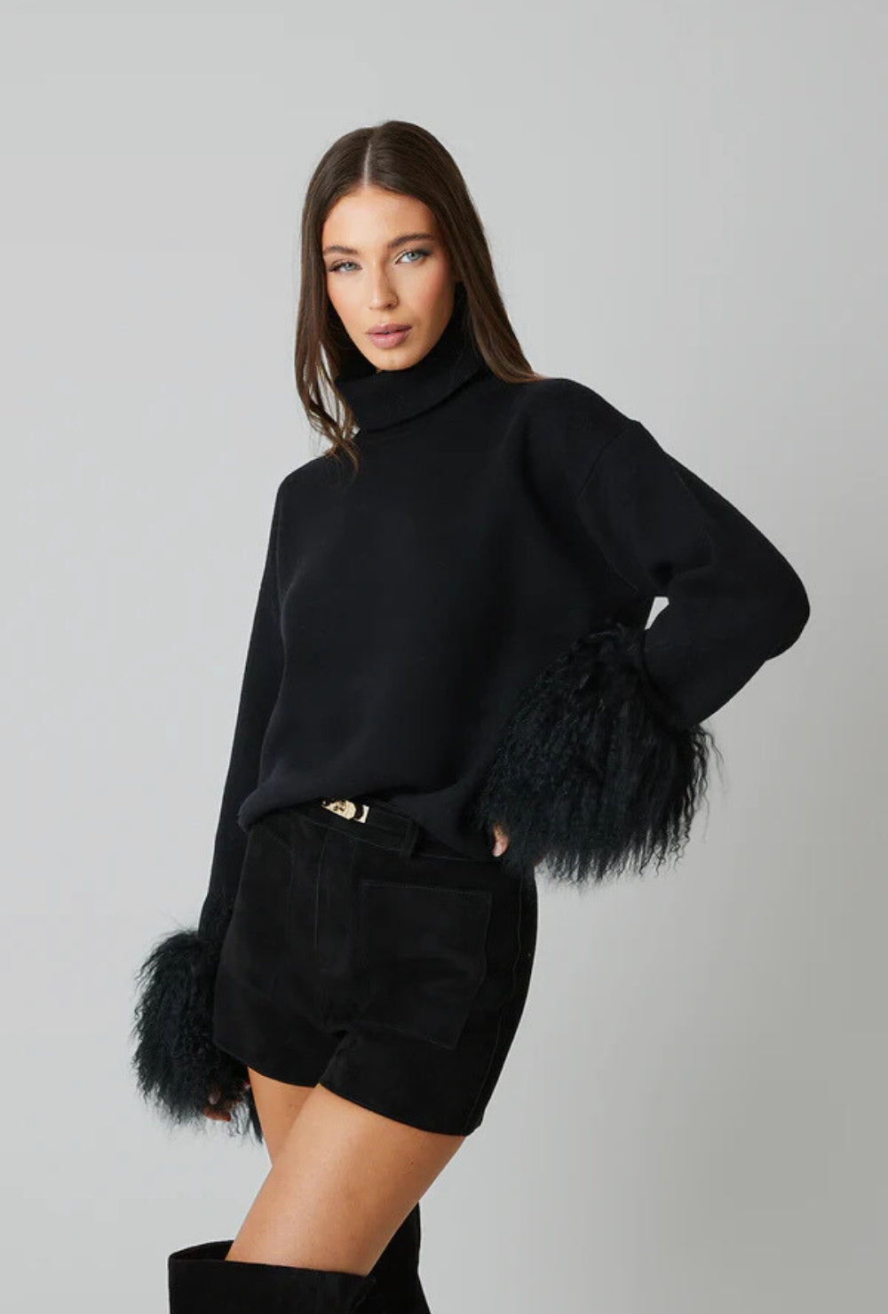 Sweter oversize z golfem z mieszanki wełny z dużymi pluszowymi mankietami ze sztucznego futra