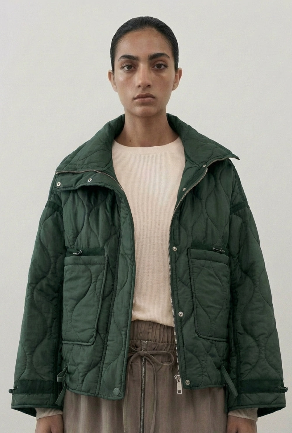 Pikowana kurtka typu puffer o luźnym kroju z wysoką stójką i dużymi kieszeniami