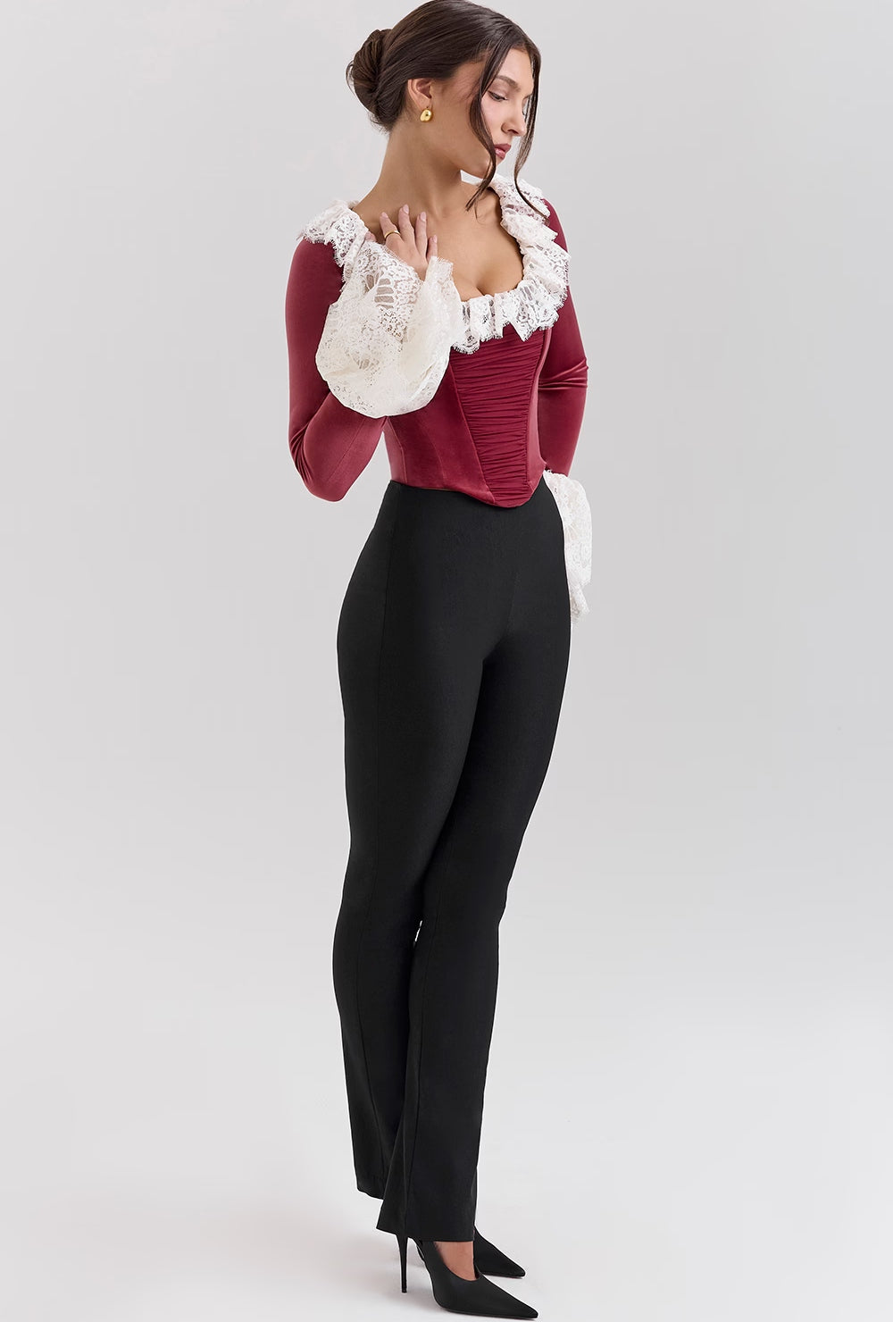 Top gorsetowy welurowy z koronkową falbaną przy dekolcie i koronkowymi mankietami