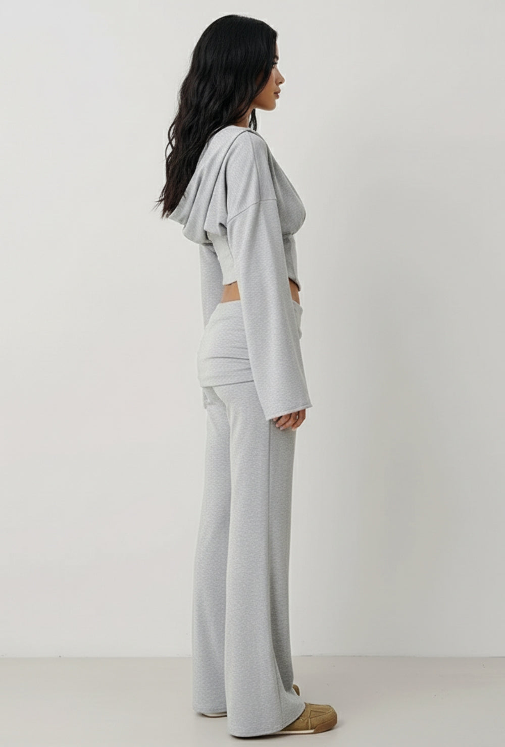 Dwuczęściowy komplet z elastycznego jerseyu z krótką bluzą z kapturem o kroju gorsetowym i spodniami z wysoką talią i prostą nogawką