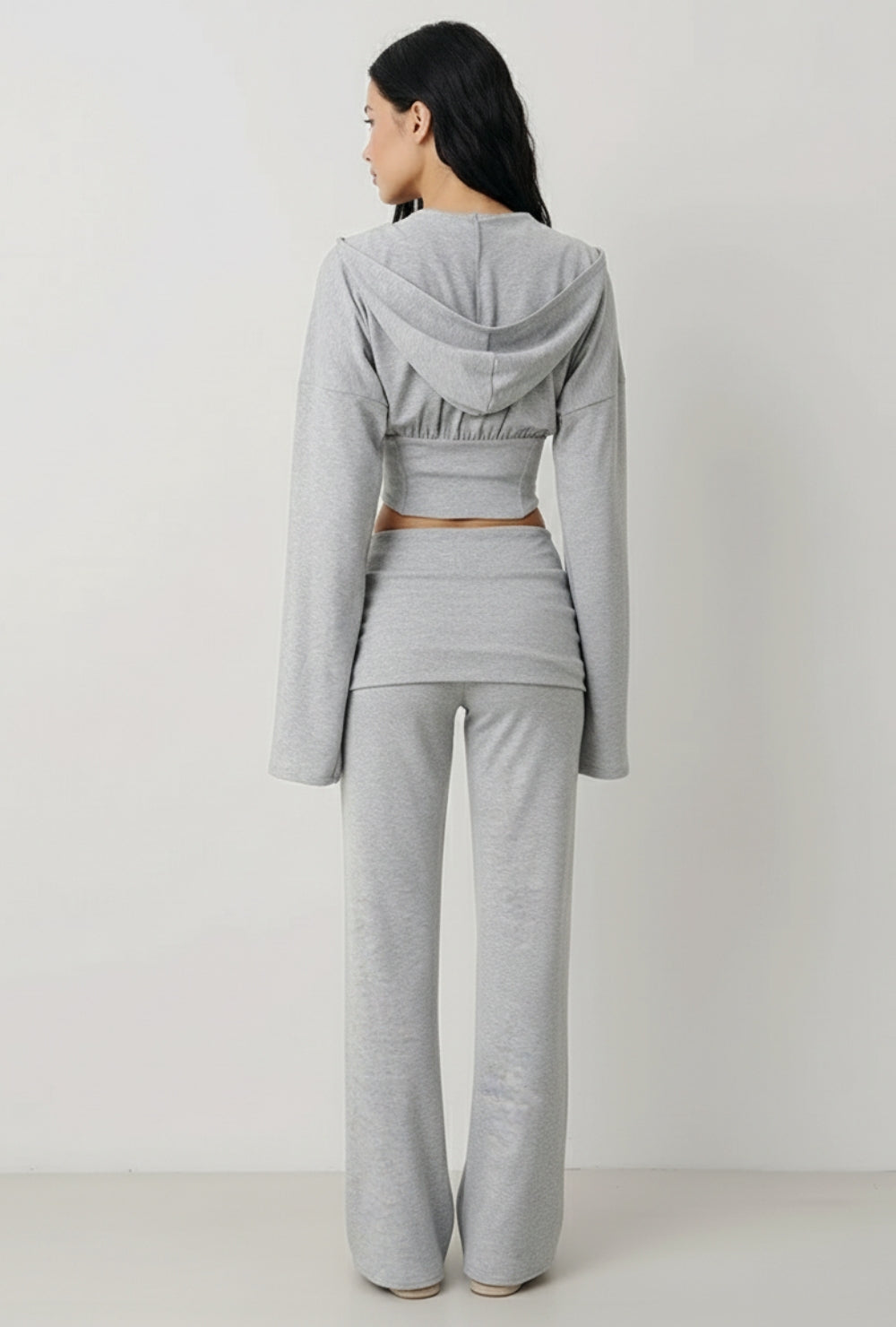Dwuczęściowy komplet z elastycznego jerseyu z krótką bluzą z kapturem o kroju gorsetowym i spodniami z wysoką talią i prostą nogawką