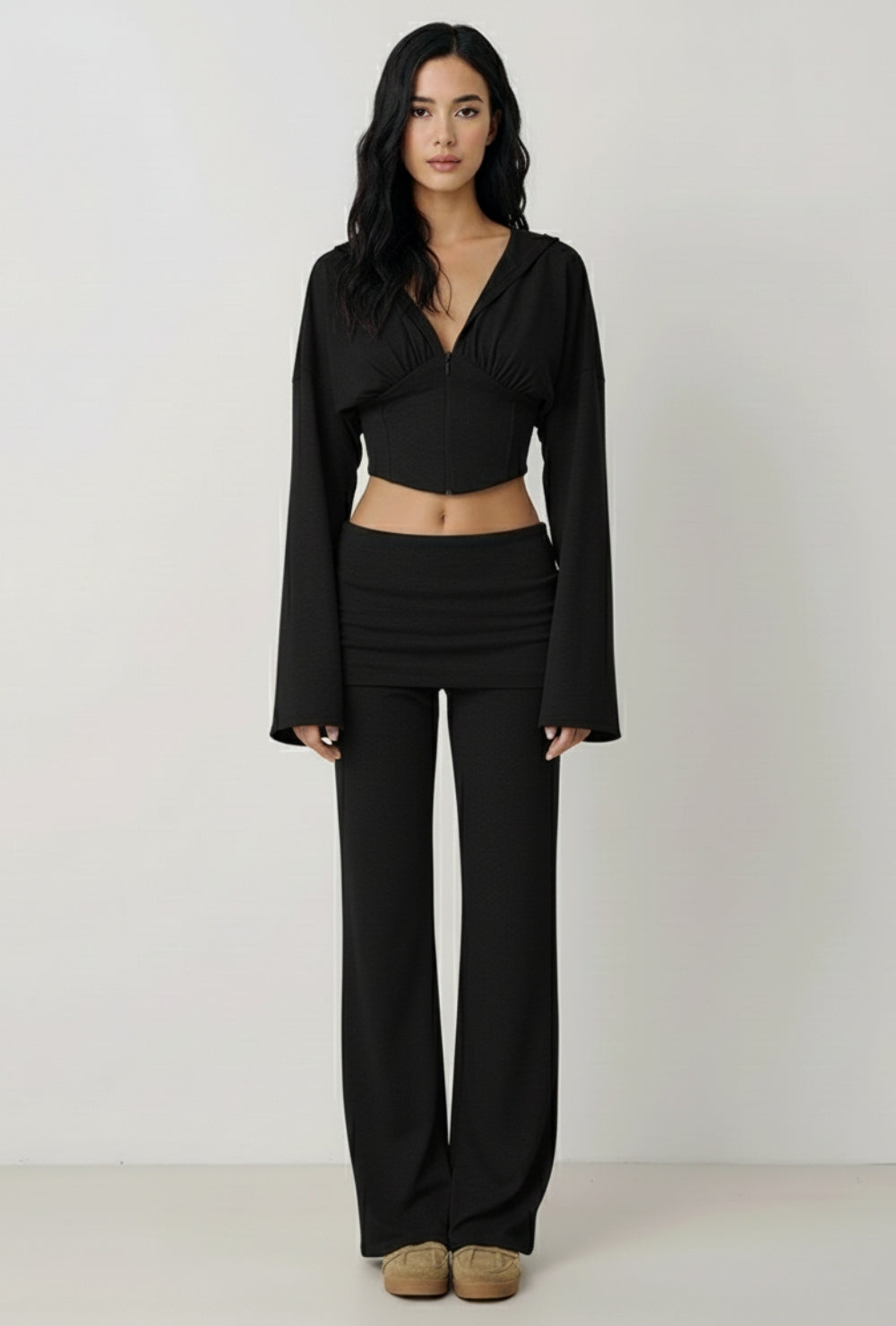 Dwuczęściowy komplet z elastycznego jerseyu z krótką bluzą z kapturem o kroju gorsetowym i spodniami z wysoką talią i prostą nogawką
