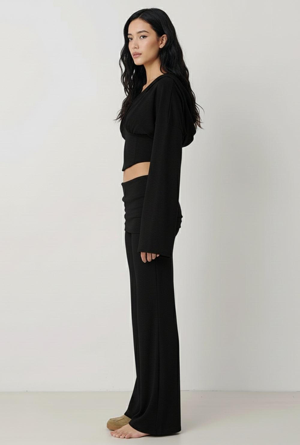 Dwuczęściowy komplet z elastycznego jerseyu z krótką bluzą z kapturem o kroju gorsetowym i spodniami z wysoką talią i prostą nogawką