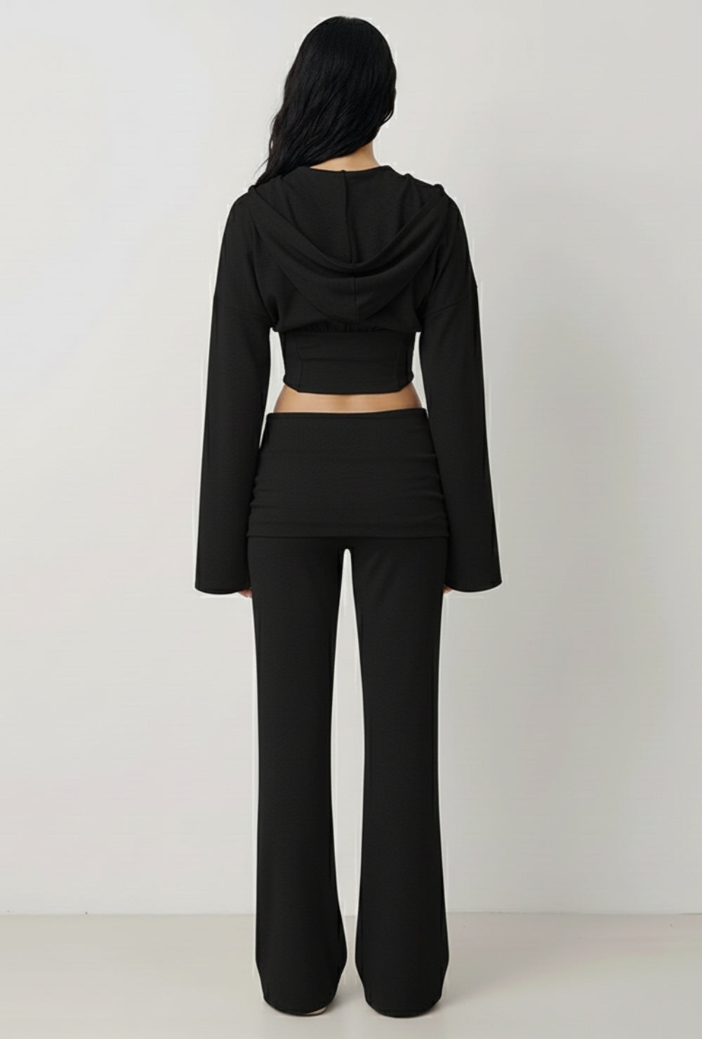 Dwuczęściowy komplet z elastycznego jerseyu z krótką bluzą z kapturem o kroju gorsetowym i spodniami z wysoką talią i prostą nogawką