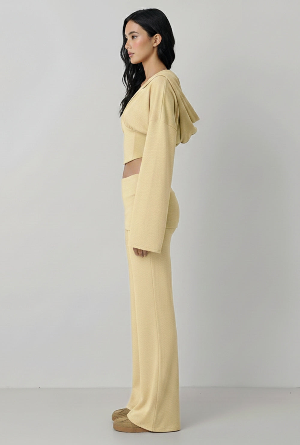 Dwuczęściowy komplet z elastycznego jerseyu z krótką bluzą z kapturem o kroju gorsetowym i spodniami z wysoką talią i prostą nogawką