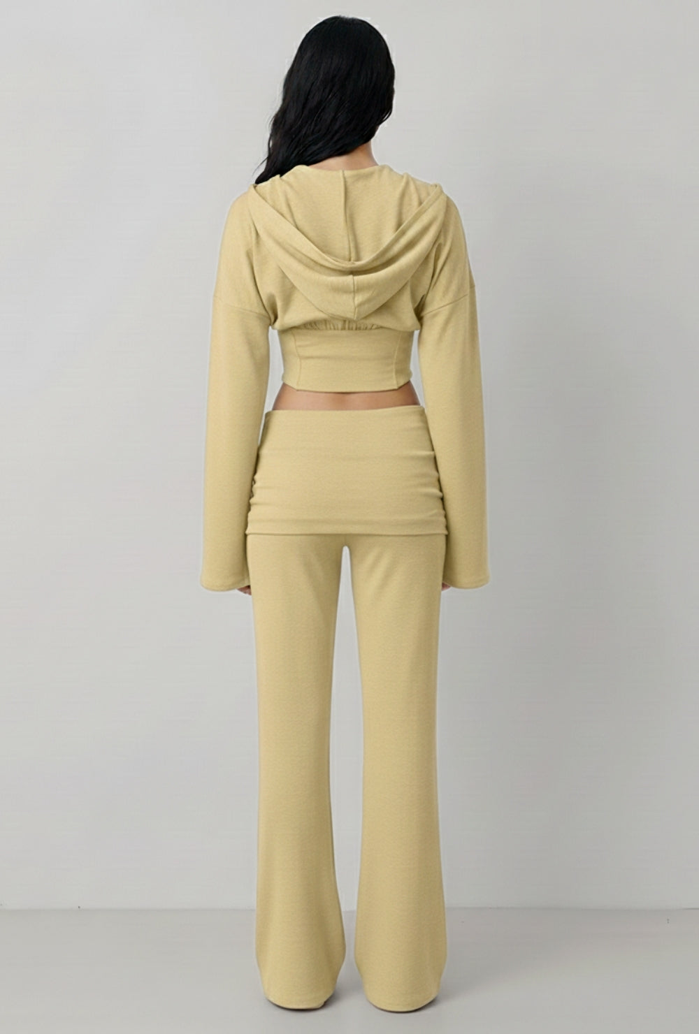 Dwuczęściowy komplet z elastycznego jerseyu z krótką bluzą z kapturem o kroju gorsetowym i spodniami z wysoką talią i prostą nogawką