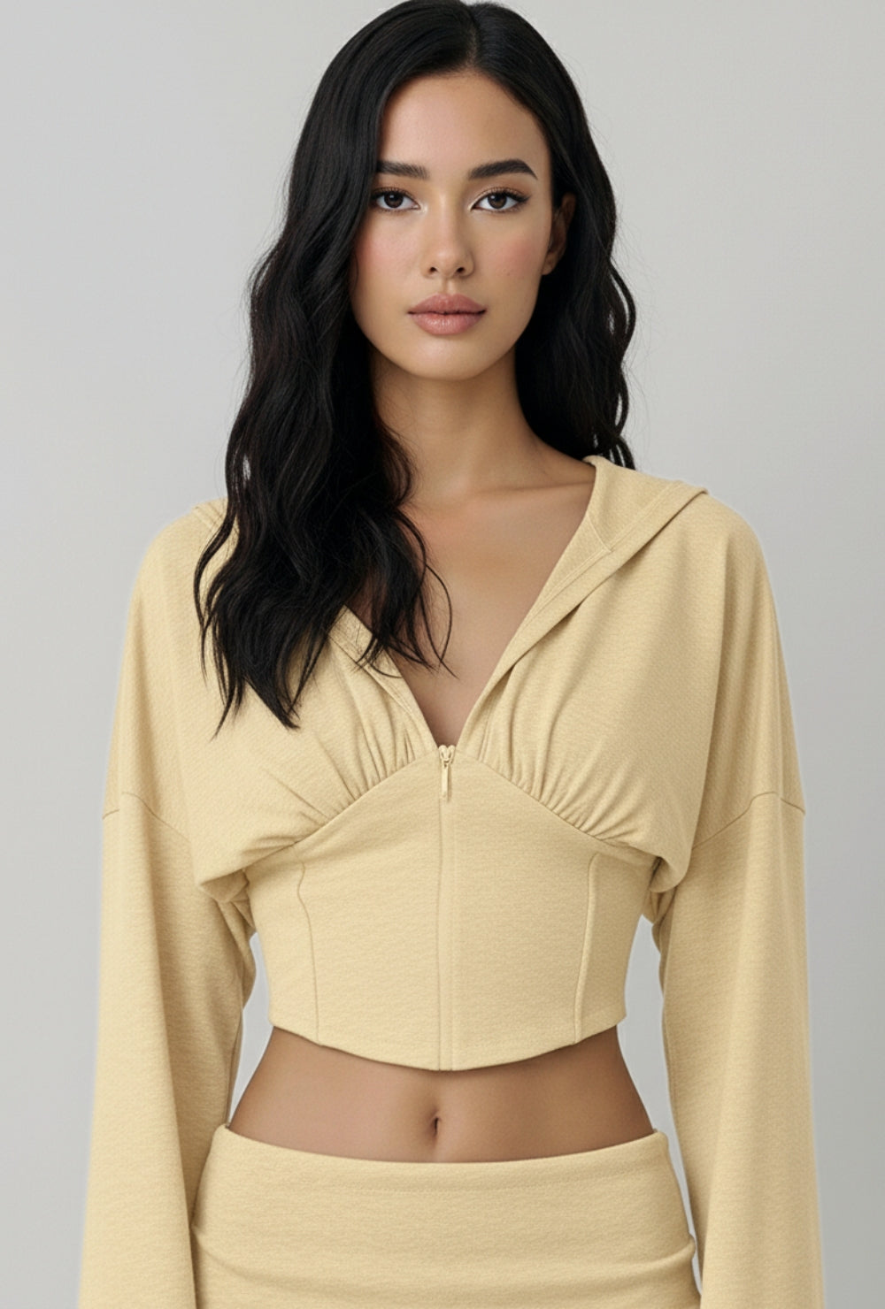 Dwuczęściowy komplet z elastycznego jerseyu z krótką bluzą z kapturem o kroju gorsetowym i spodniami z wysoką talią i prostą nogawką