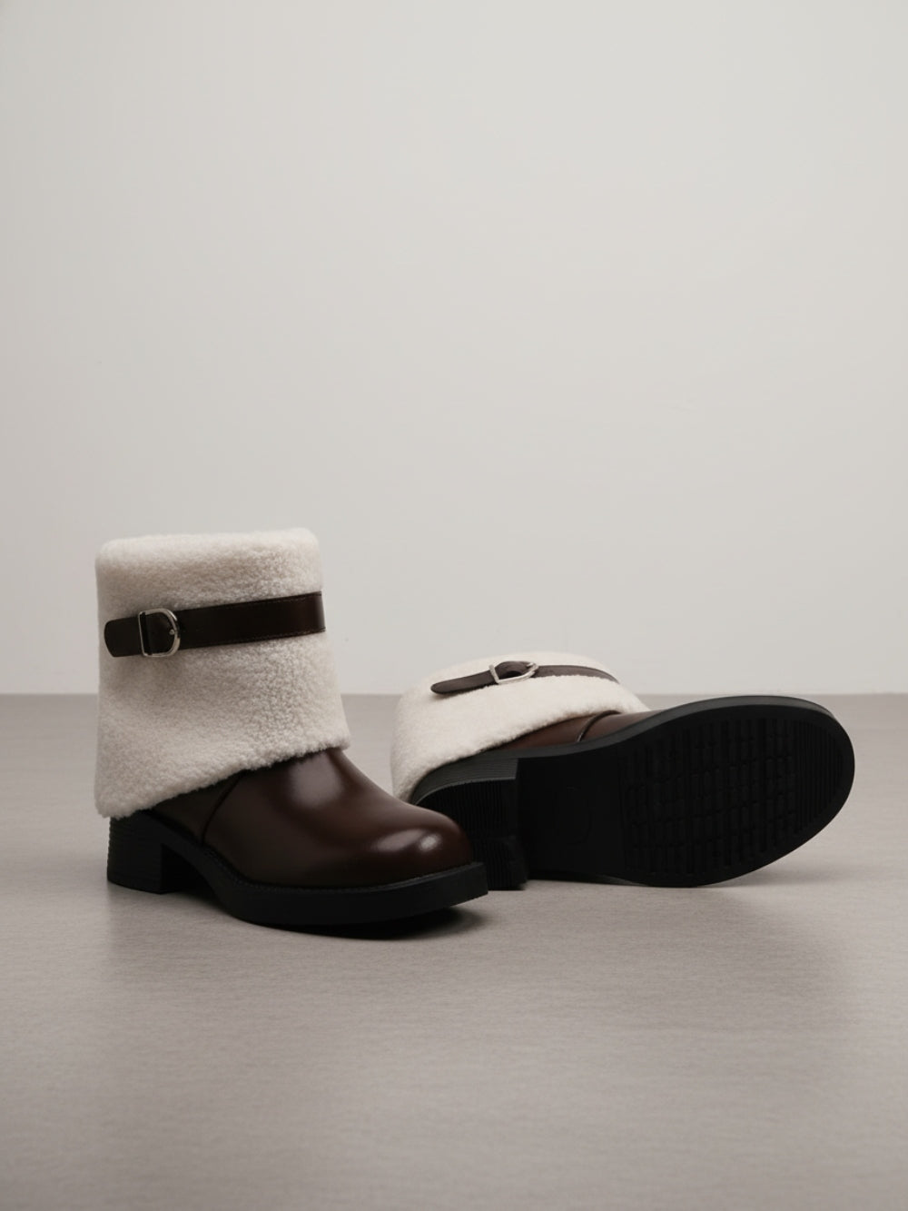 Botki zimowe na niskim słupku ze sztucznej skóry z cholewką z imitacji kożuszka i paskiem z klamrą