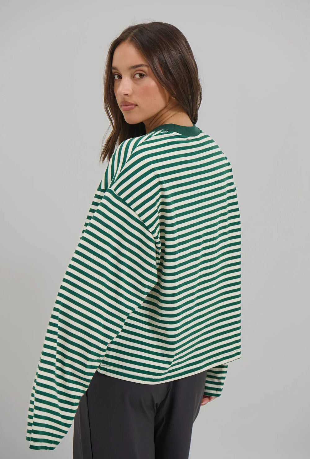 Bawełniany prążkowany longsleeve w paski z luźnym krojem