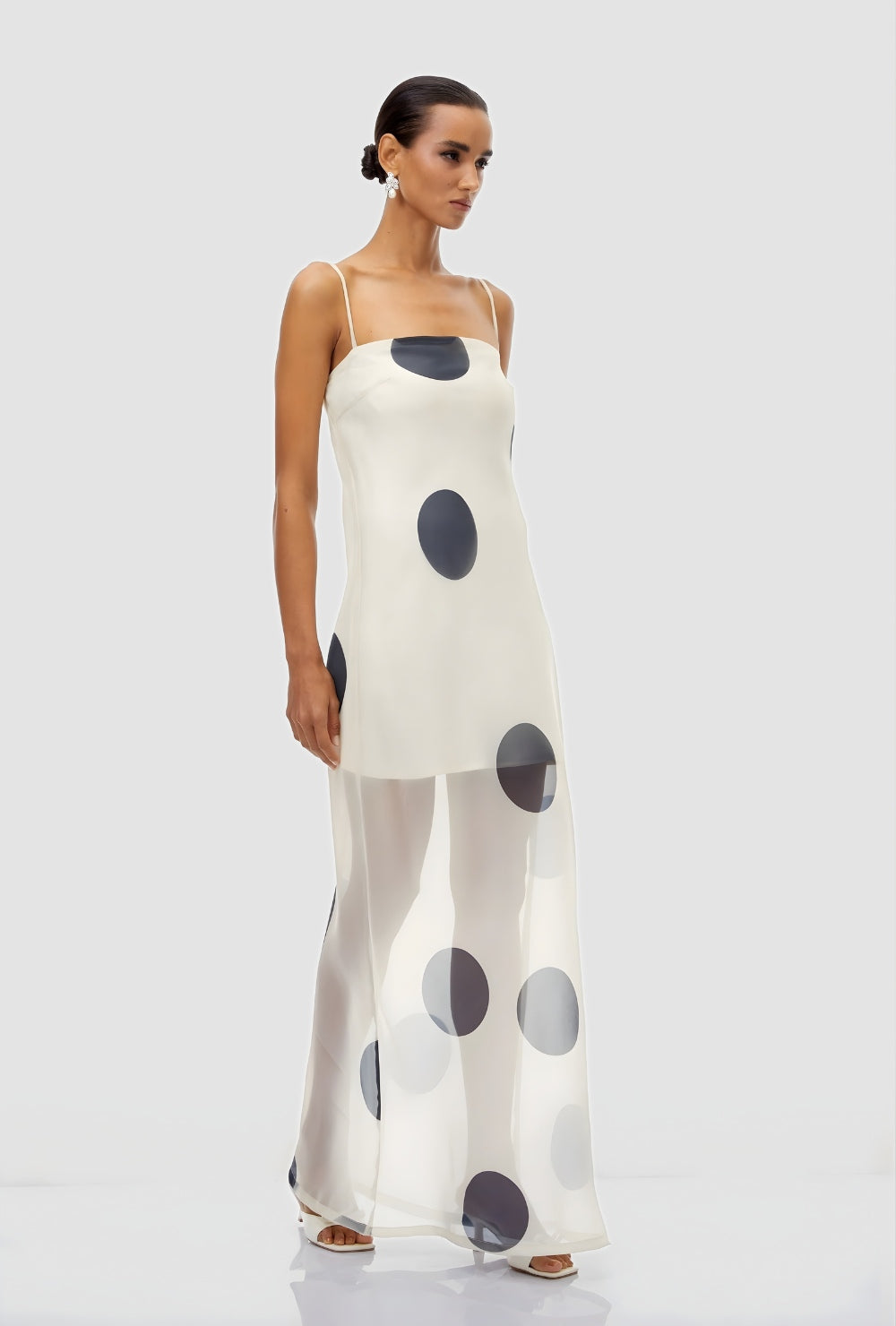 Biała satynowa sukienka maxi na ramiączkach z tiulową warstwą i dużymi czarnymi grochami