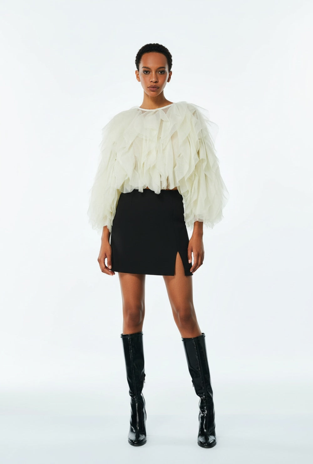 Krótki top z lekkiej tiulowej tkaniny z wielowarstwowymi falbanami i bufiastymi rękawami