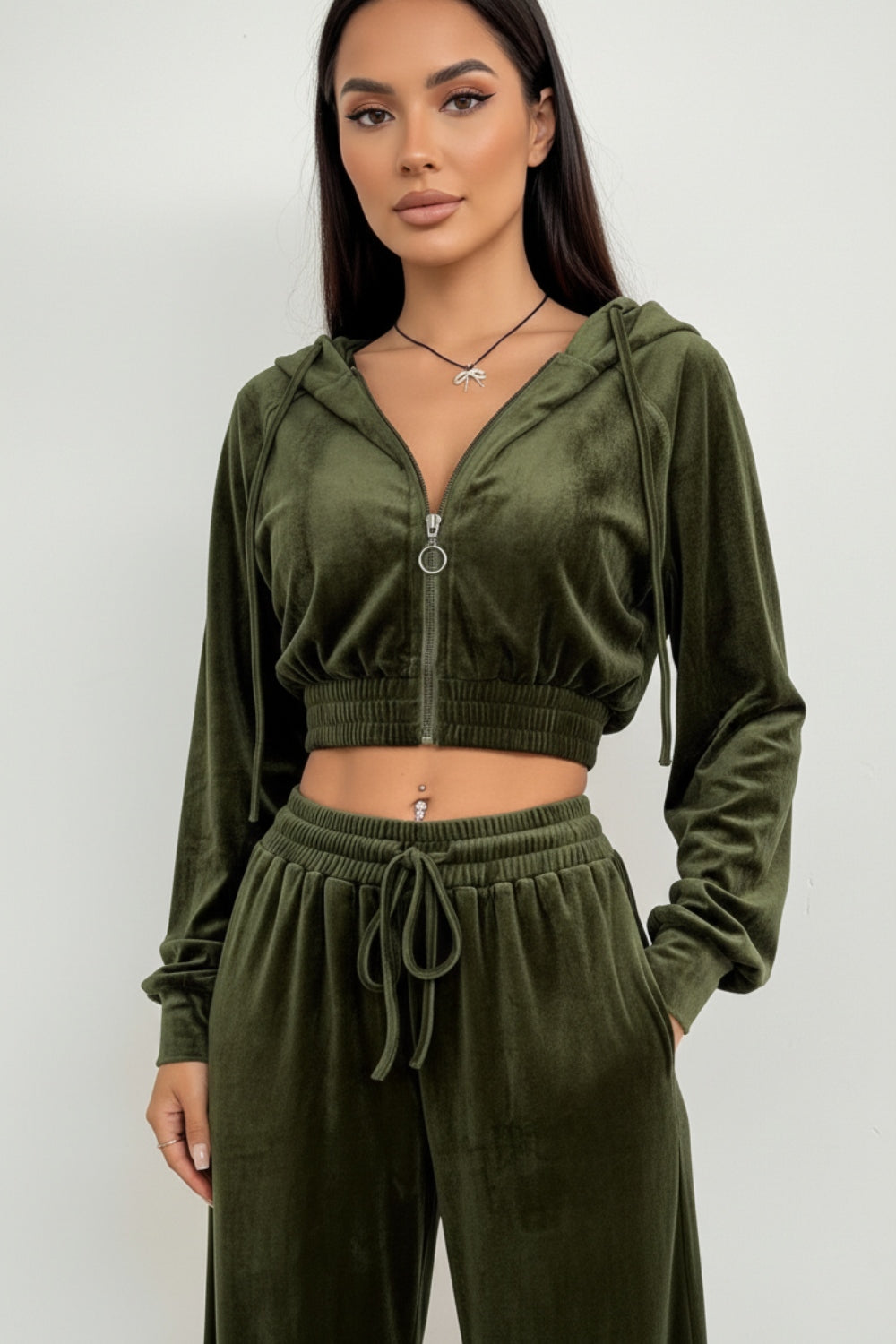 Welurowy komplet dresowy z krótką rozpinaną bluzą z kapturem i szerokimi spodniami z wysokim stanem