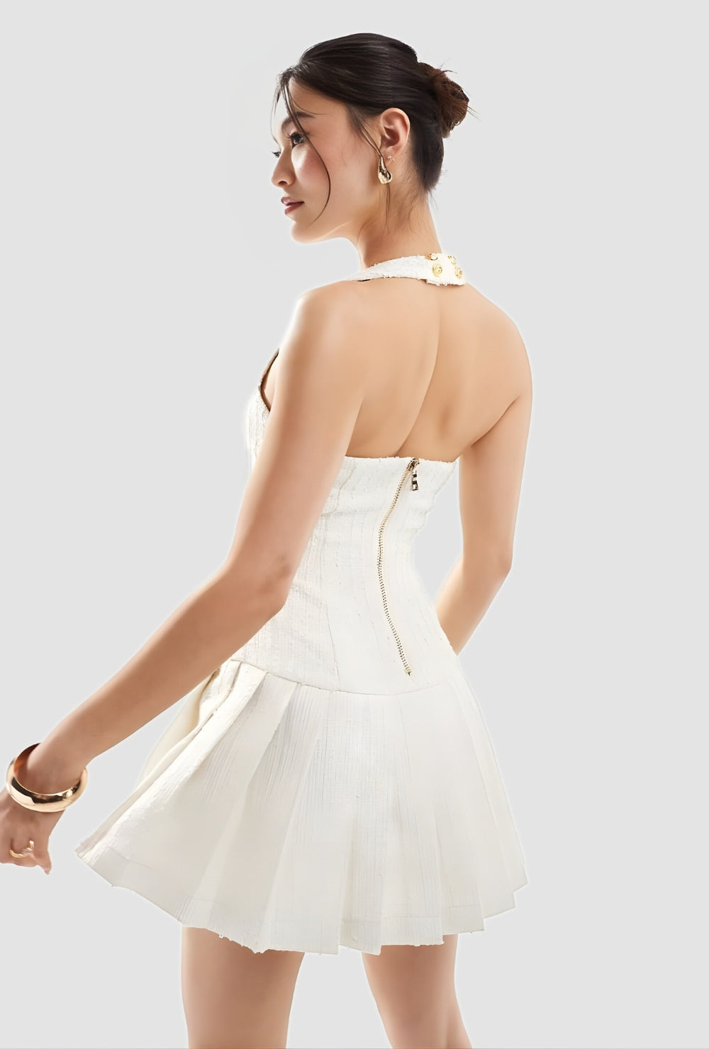 Biała sukienka mini z tweedowej tkaniny o dopasowanej górze z szerokimi ramiączkami i rozkloszowanym dołem