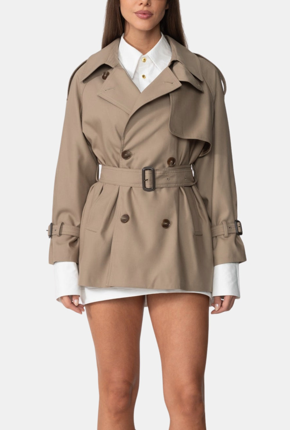 Beżowy krótki trencz z paskiem i podwójnym zapięciem na guziki