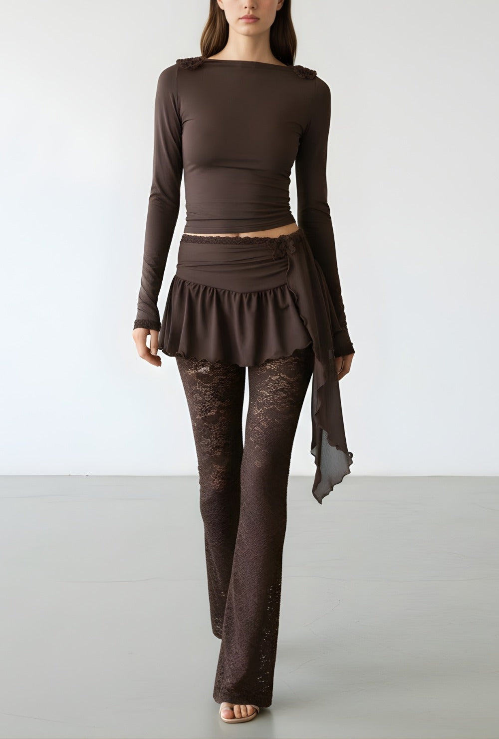 Zestaw z długim rękawem i koronkowymi legginsami z asymetryczną spódnicą