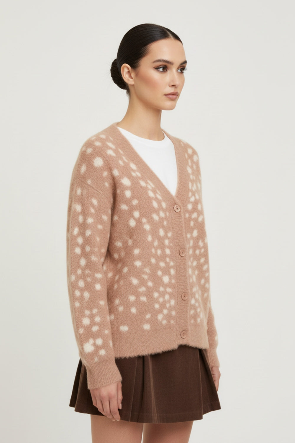 Karmelowy puszysty kardigan w dzianinowy wzór jelonka z dekoltem V i zapięciem na guziki