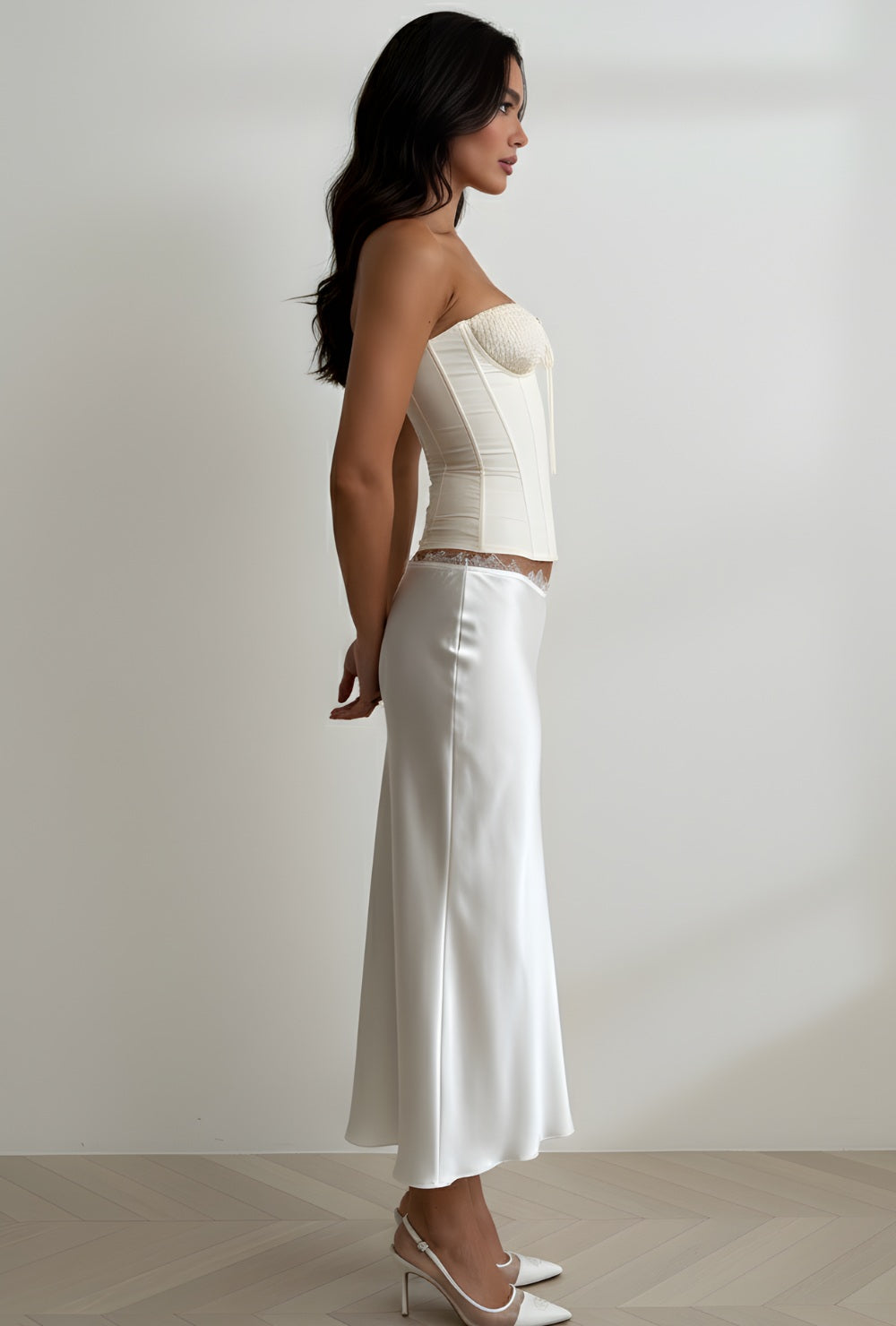 Kremowobiały satynowy gorsetowy top bez ramiączek z wiązaniem z tyłu i teksturowanymi miseczkami