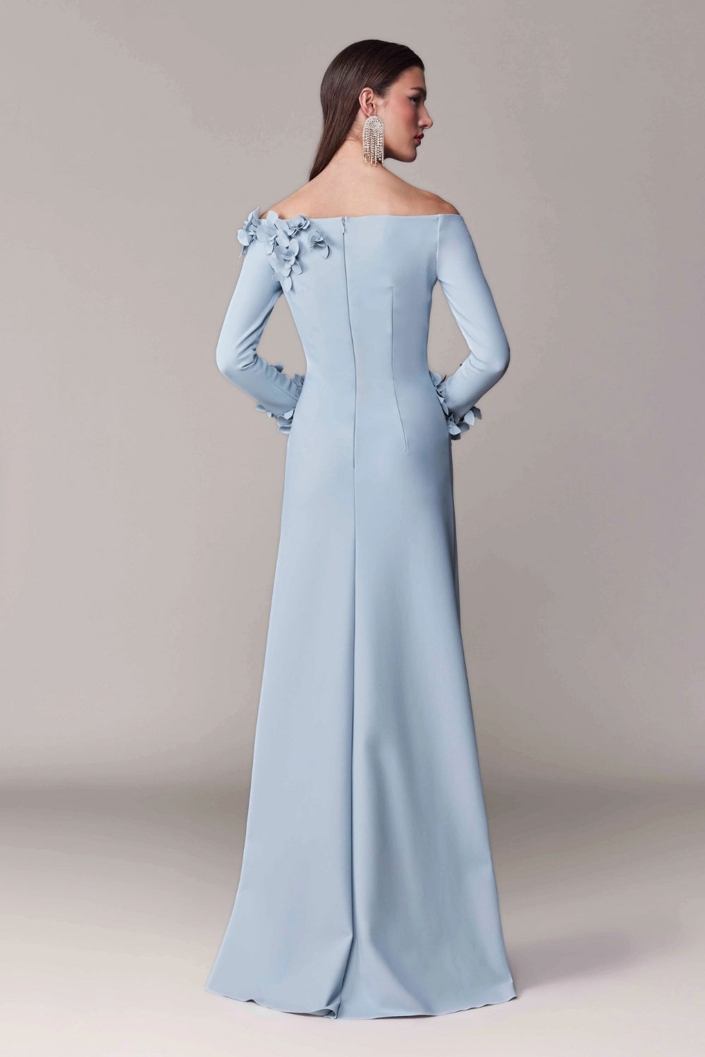 Błękitna długa suknia maxi z odkrytymi ramionami i kwiatowymi aplikacjami 3D