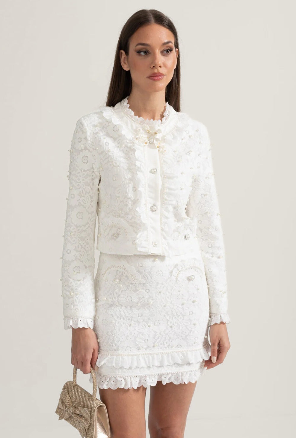 Biały elegancki komplet dwuczęściowy z perłowymi zdobieniami