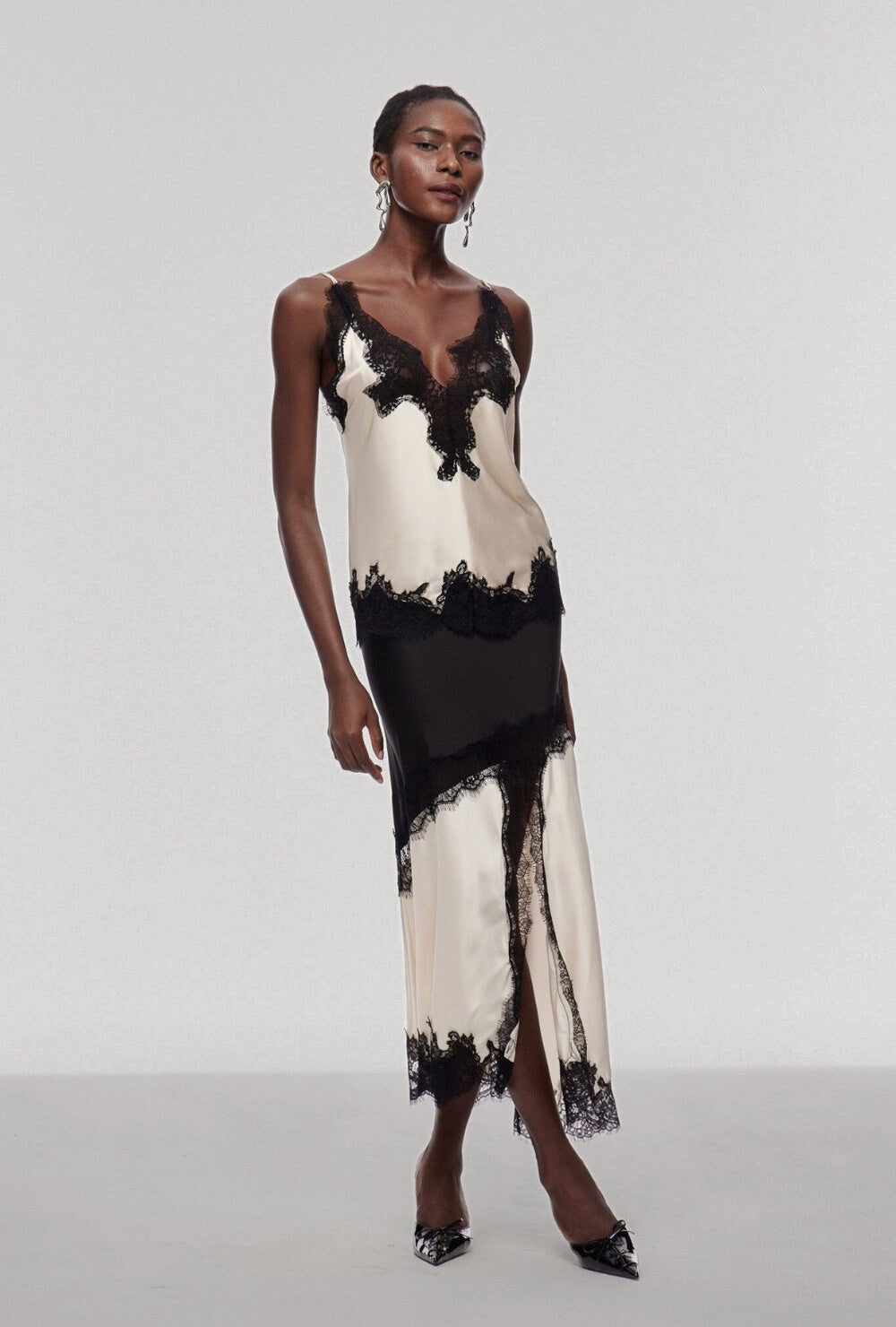 Kremowo-czarny satynowy komplet z koronką z topem na ramiączkach i spódnicą midi z asymetrycznymi wstawkami