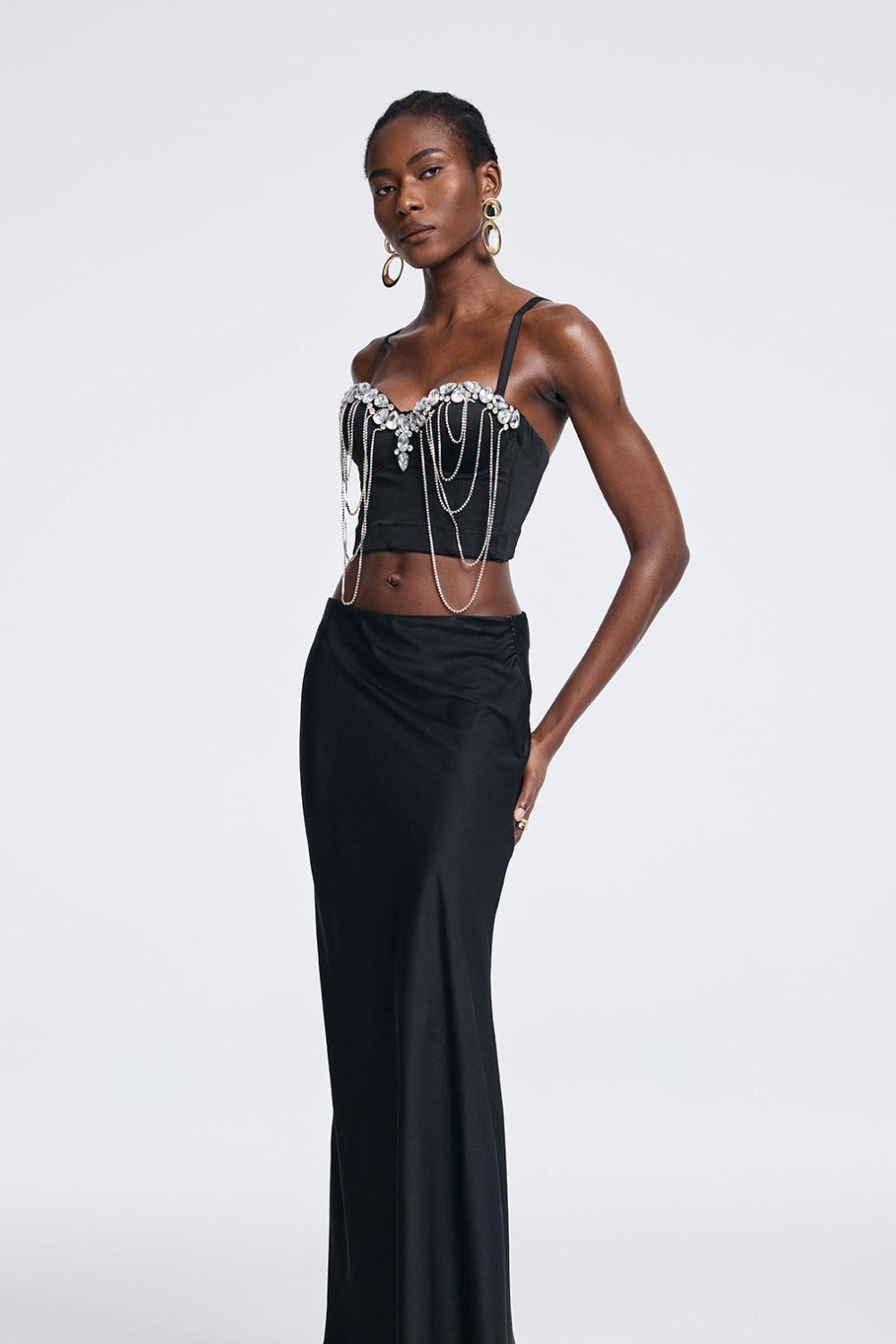 Czarny denimowy top z kryształowymi łańcuszkami i ramiączkami