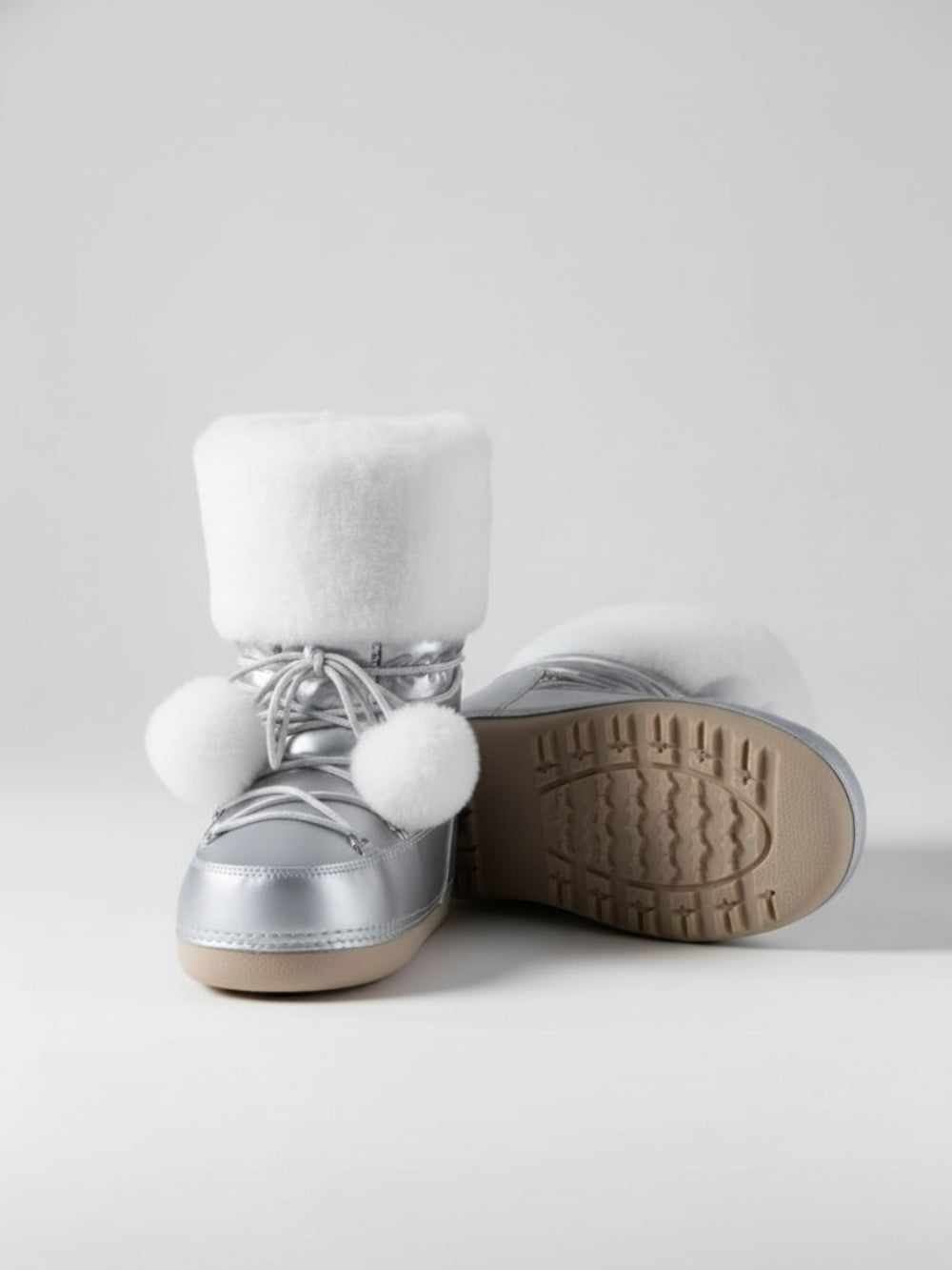 Śniegowce z futrzanym mankietem i pomponami na sznurowanie