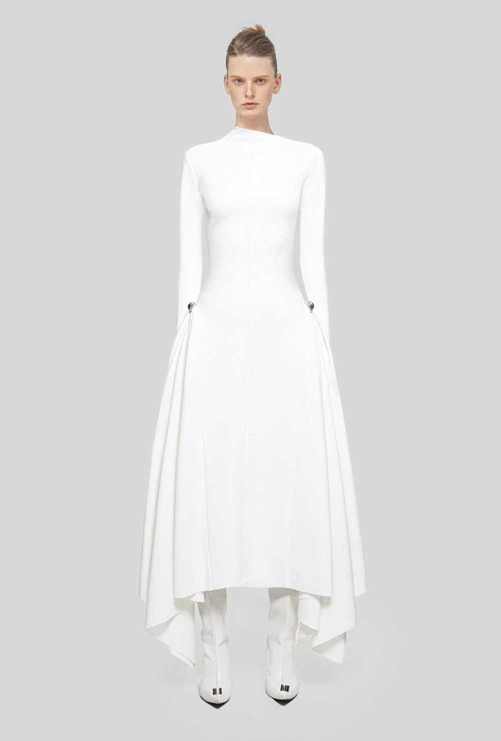 Asymetryczna sukienka midi z metalowymi guzikami i symetrycznymi drapowaniami