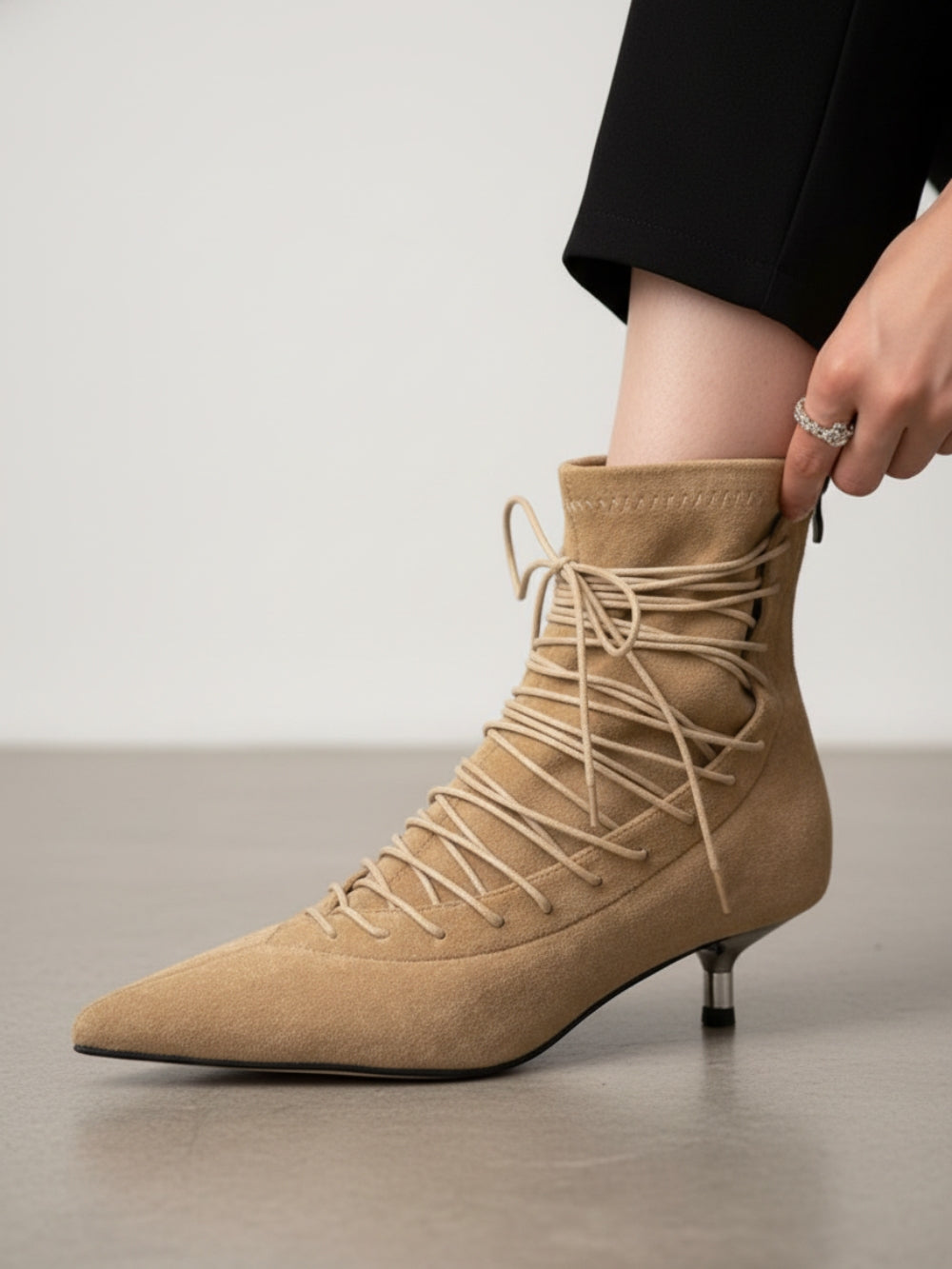 Botki z eko zamszu na niskiej szpilce z owijanym sznurowaniem