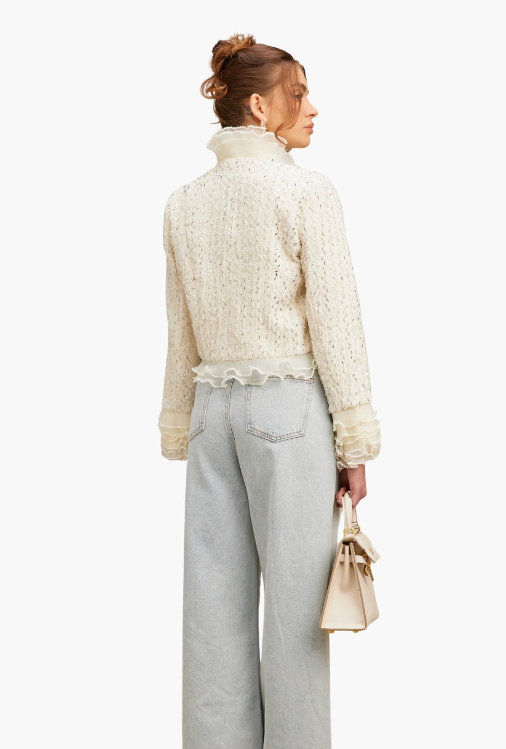 Biała krótka marynarka boucle ze zdobieniami ze sztucznych pereł i falbankowym kołnierzem