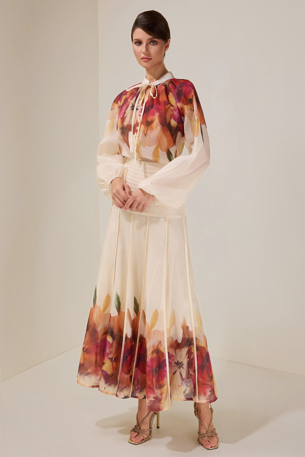 Kremowy dwuczęściowy komplet z kwiatowym nadrukiem i plisowaną spódnicą midi