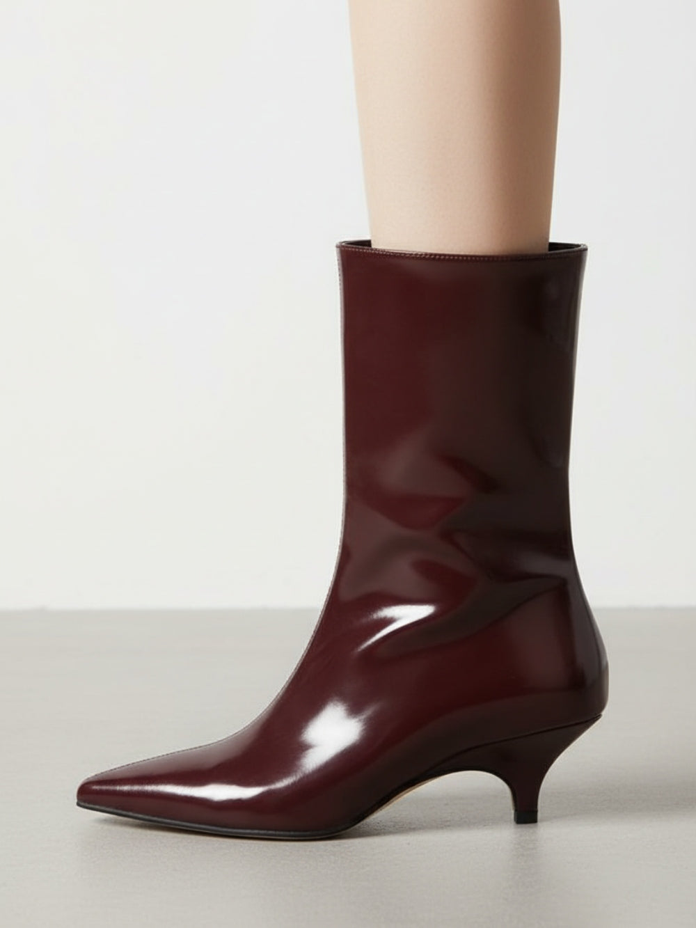 Botki ze sztucznej skóry na niskim obcasie kitten heel ze szpiczastym noskiem z gładką cholewką za kostkę